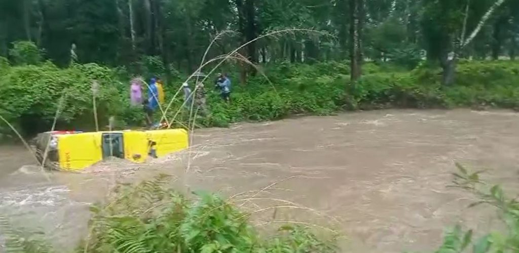 बिरामी लिएर चितवन आउँदै गरेको एम्बुलेन्स खोलाले बगायो