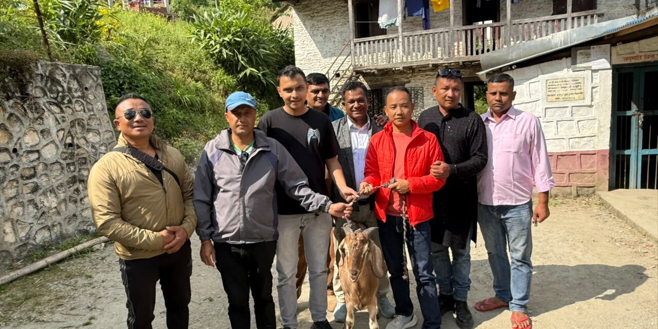 बडादशैंको अवसरमा ओखलढुंगा कारागारका कैदीबन्दीलाई रामहरि खतिवडाद्वारा खसी सहयोग