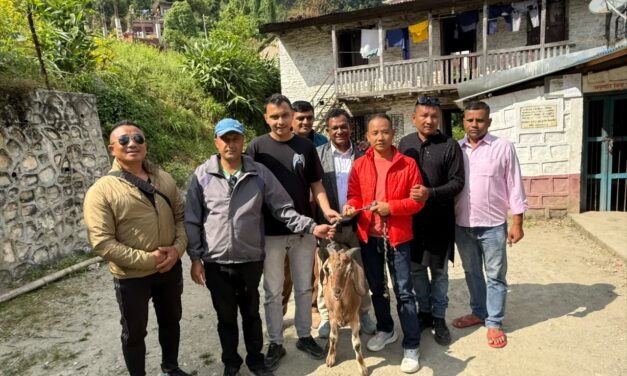 बडादशैंको अवसरमा ओखलढुंगा कारागारका कैदीबन्दीलाई रामहरि खतिवडाद्वारा खसी सहयोग
