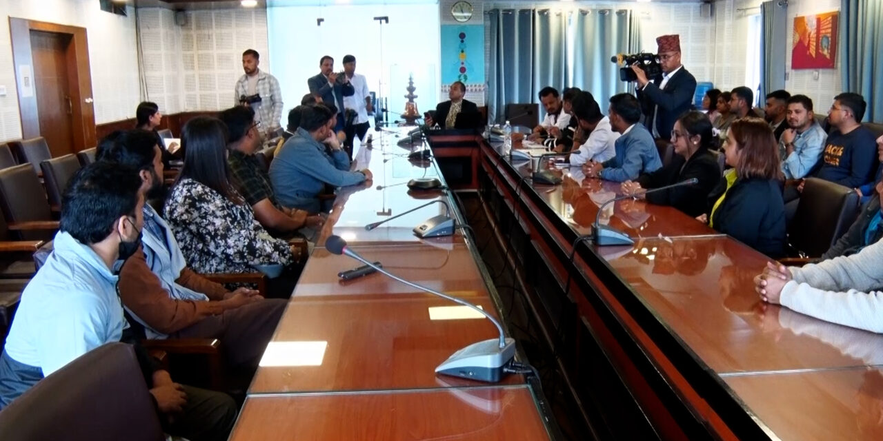 कलेज व्यवस्थापनले दबाब दिएको आरोप, रेजिडेन्ट डाक्टर मन्त्रालयमा