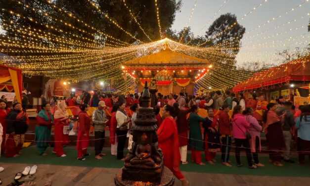नवरात्रको चौथो दिन कुष्माण्डा देवीको पूजा, शक्तिपीठमा भक्तजनको घुइँचो 
