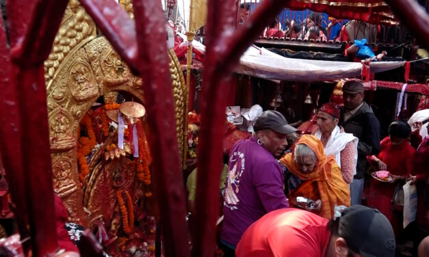 महाअष्टमीको रौनक : काठमाडौंका शक्तिपीठमा दर्शनार्थीको घुइँचो